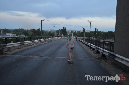 По 21 вересня на Крюківському мосту один з тротуарів перекрито