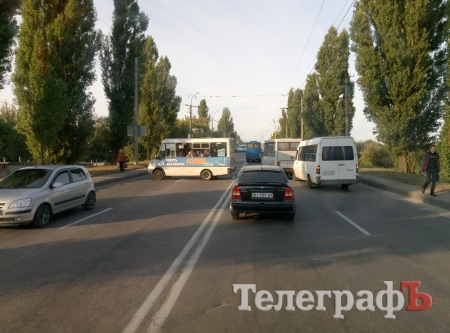 В районе Пивзавода пробка – стоят троллейбусы