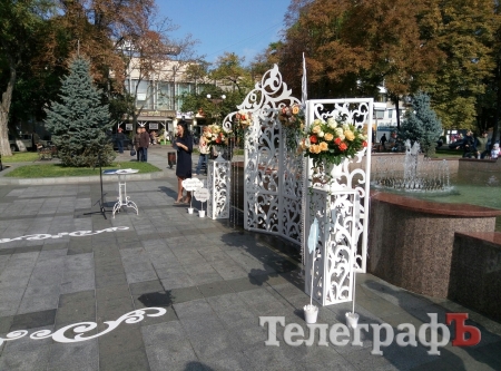 Кременчужане Анастасия и Владимир поженились на День города прямо в центральном сквере
