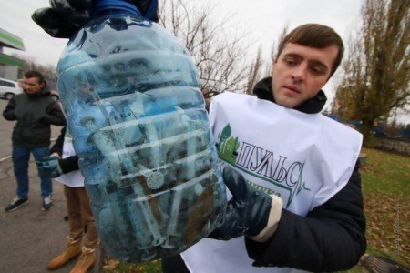 Опасный «урожай»: активисты собрали в Приднепровском парке больше 200 использованных шприцов