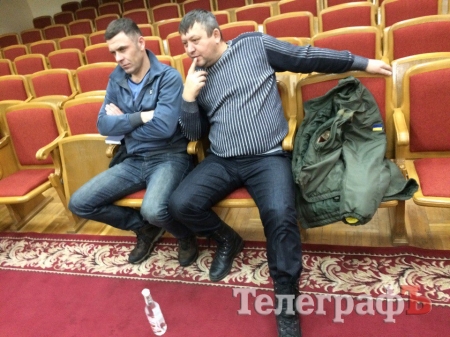 Харченко и Михайленко принесли в мэрию водку