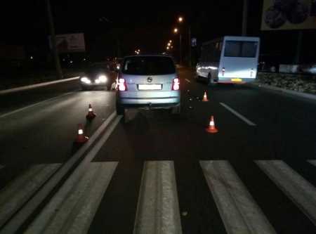 В Кременчуге женщина на Volkswagen сбила двоих пешеходов: пострадавших забрала «скорая»