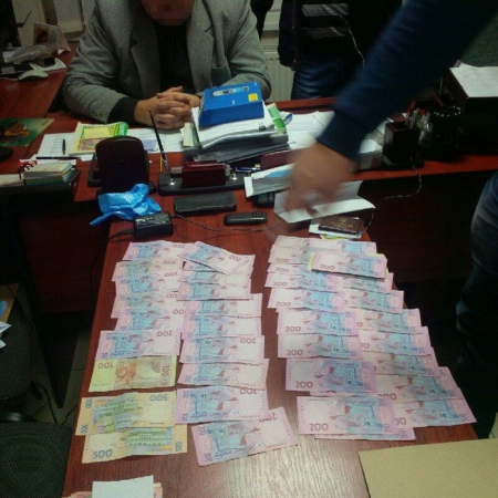 15 000 гривень в день «заробляв» кременчуцький митник на хабарях
