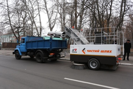 Очередная «любвеобильная» техника: на улицы Кременчуга пустили новый автоподметальщик