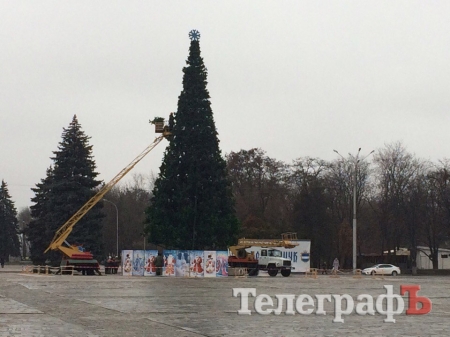 Главную елку Кременчуга окружили снеговики и не только