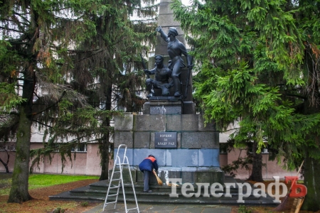 В Кременчуге неизвестные облили краской памятник Борцам за власть Советов