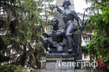 В Кременчуге неизвестные облили краской памятник Борцам за власть Советов