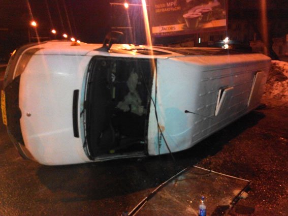 В Полтаве перевернулся автобус от столкновения с легковым автомобилем