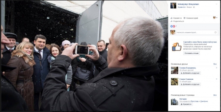 «Обнимашки» с Премьером и игры с беспилотником: Гройсман поделился фото из Кременчуга