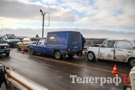 В Кременчуге на Крюковском мосту ДТП: столкнулось три автомобиля