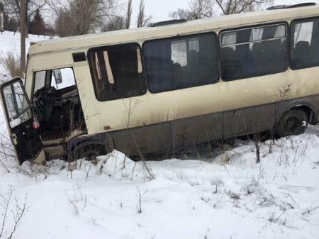 Автобус Полтава-Кременчуг врезался в ГАЗель и слетел в кювет: один пассажир в больнице