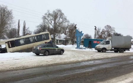 Автобус Полтава-Кременчуг врезался в ГАЗель и слетел в кювет: один пассажир в больнице