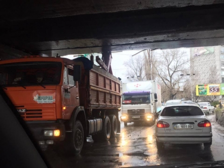 В Кременчуге на Занасыпи под мостом застрял грузовик
