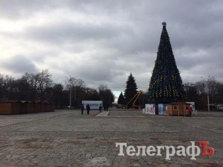 На площади Победы монтируют Рождественский городок и украшают живые елки