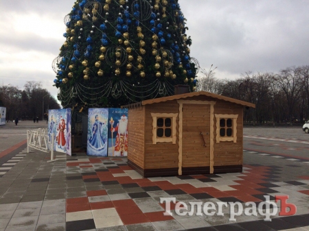 На площади Победы монтируют Рождественский городок и украшают живые елки