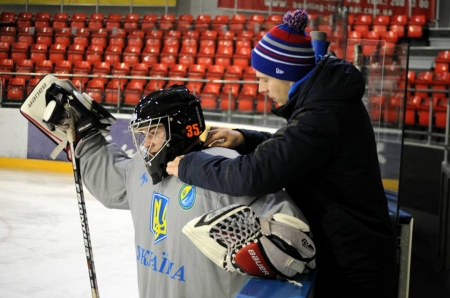 Хоккейная «молодёжка» с кременчужанином Петленко в воротах одержала первую победу на ЧМ-2017