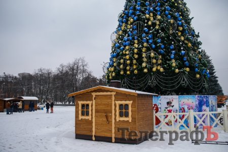 Светящийся флаг и домики на площади: предпраздничный Кременчуг становится все красивее