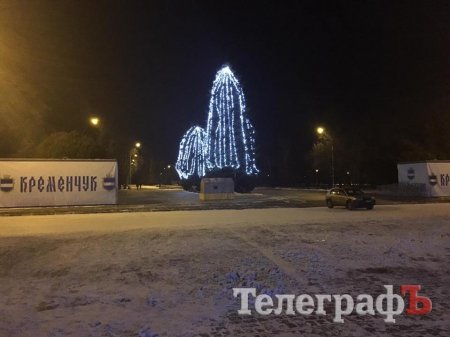 В Кременчуге площадь Победы засветилась предпраздничными огнями