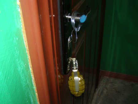 На Полтавщине неизвестные привязали гранату к ручке входной двери жилой квартиры