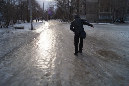 Растаяло - замерзло: на дорогах ДТП, на тротуарах падают люди