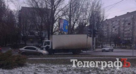 В Кременчуге на ул. В. Пугачёва грузовик столкнулся с легковушкой