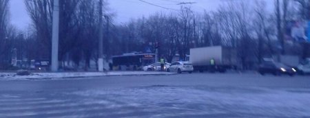 В Кременчуге на ул. В. Пугачёва грузовик столкнулся с легковушкой