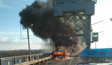 В Кременчуге на мосту cгорела машина