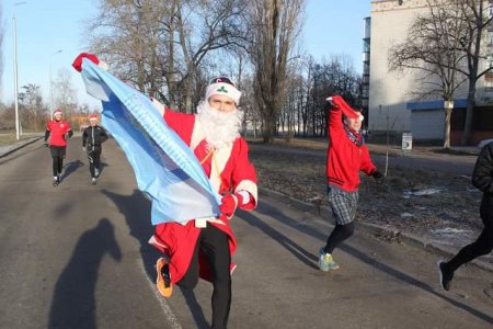 Фотофакт: Кременчуком бігли Діди Морози