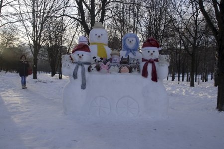 Фотофакт: у Полтаві сім'я сніговиків завела домашніх улюбленців