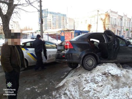 В Кременчуге пьяный водитель на глазах патрульных врезался в сугроб