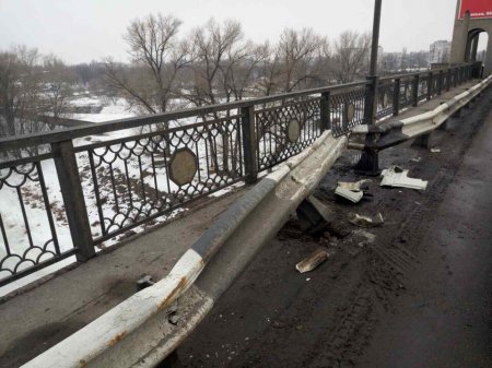 На Крюковском мосту грузовик «покоцал» колесоотбойник и скрылся