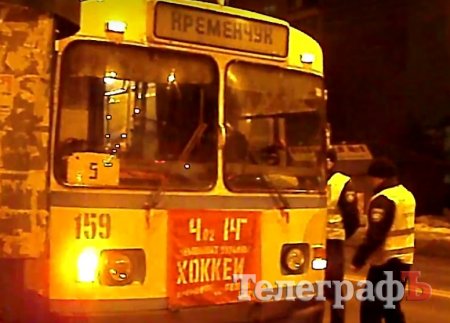 В Кременчуге полиция «застопила» троллейбус, который ездил без включённых фар
