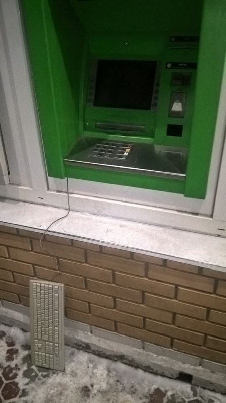 Сама пришла? В Кременчуге на Раковке к банкомату «прицепилась» «клава»