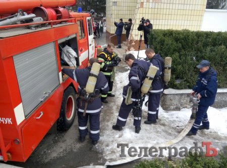 Как спасатели в Кременчугской райбольнице «пожар» тушили и людей «эвакуировали»