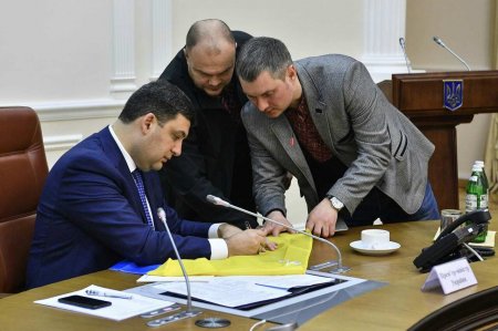 Прем'єр-міністр України підписав прапор кременчуцьким школярам