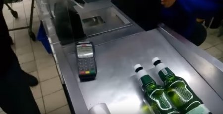 В Кременчуге активисты купили пиво в АТБ и вылили его на пол прямо в магазине
