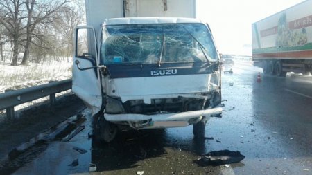 На Полтавщине грузовик влетел в стоящее авто: 17-летняя девушка в больнице с многочисленными травмами