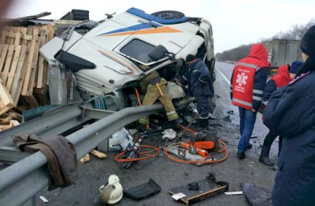 ДТП на Полтавщині: кабіну фури розчавило колесовідбійником - водія затисло всередині