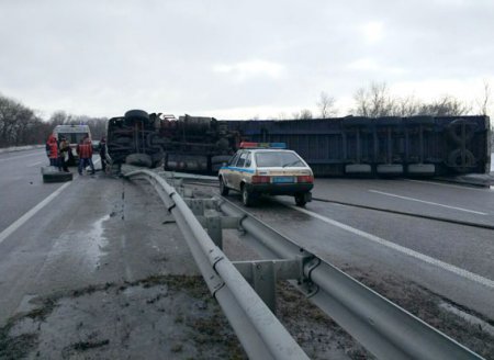 ДТП на Полтавщині: кабіну фури розчавило колесовідбійником - водія затисло всередині