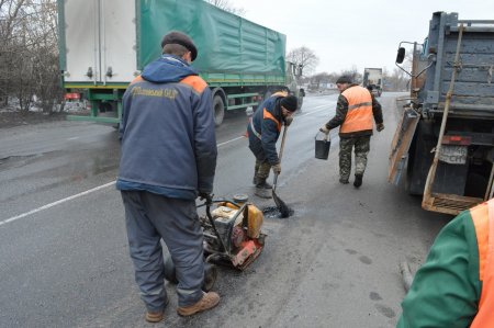 Дорожники Полтавщини, з настанням сприятливої погоди, продовжують ямковий ремонт шляхів