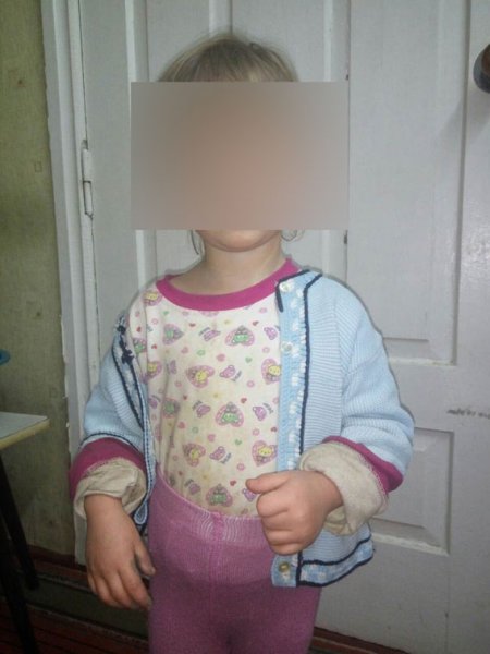 Босая полуодетая 3-летняя девочка гуляла вечером на улице вдоль рельс