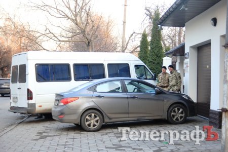 В Кременчуге представители банка с полным автобусом охраны несколько дней стоят под офисом фирмы