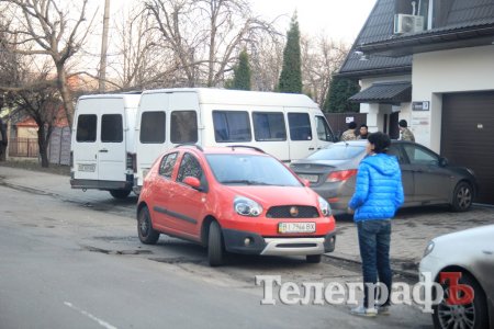 В Кременчуге представители банка с полным автобусом охраны несколько дней стоят под офисом фирмы