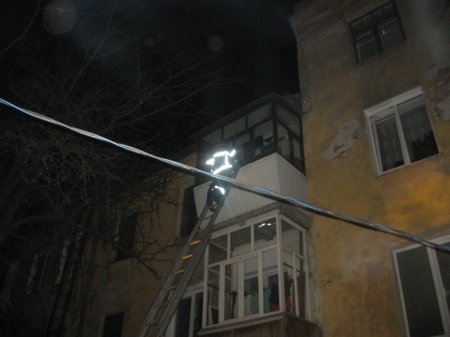 Кременчугские спасатели залезли через окно в квартиру к спящему 11-летнему мальчику