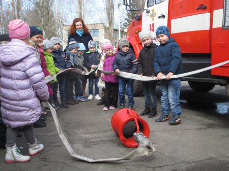 Кременчугские спасатели рассказывали детям, кто такие пожарные
