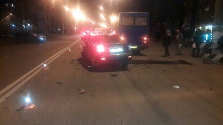 В Кременчуге на Авроре столкнулись 3 машины и маршрутка: есть пострадавшие