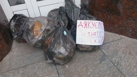 Кременчужани принесли сміття під стіни міської ради