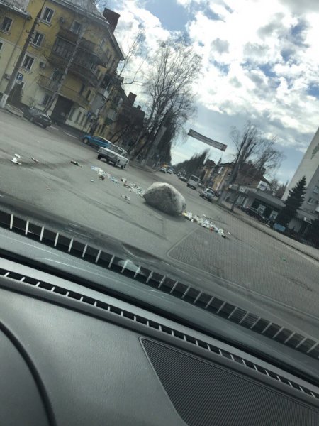 Кременчугским патрульным пришлось запихивать мусор в грузовик