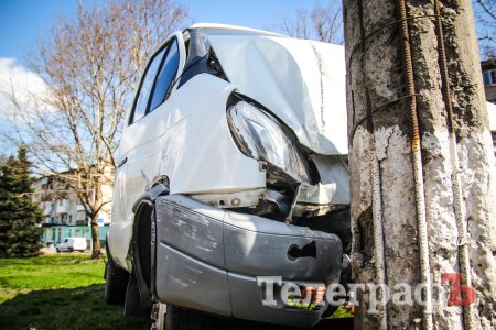 В Кременчуге коммунальная машина врезалась в столб: водитель умер в больнице