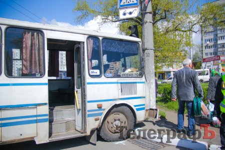 В Кременчуге автобус въехал в электроопору – отказали тормоза